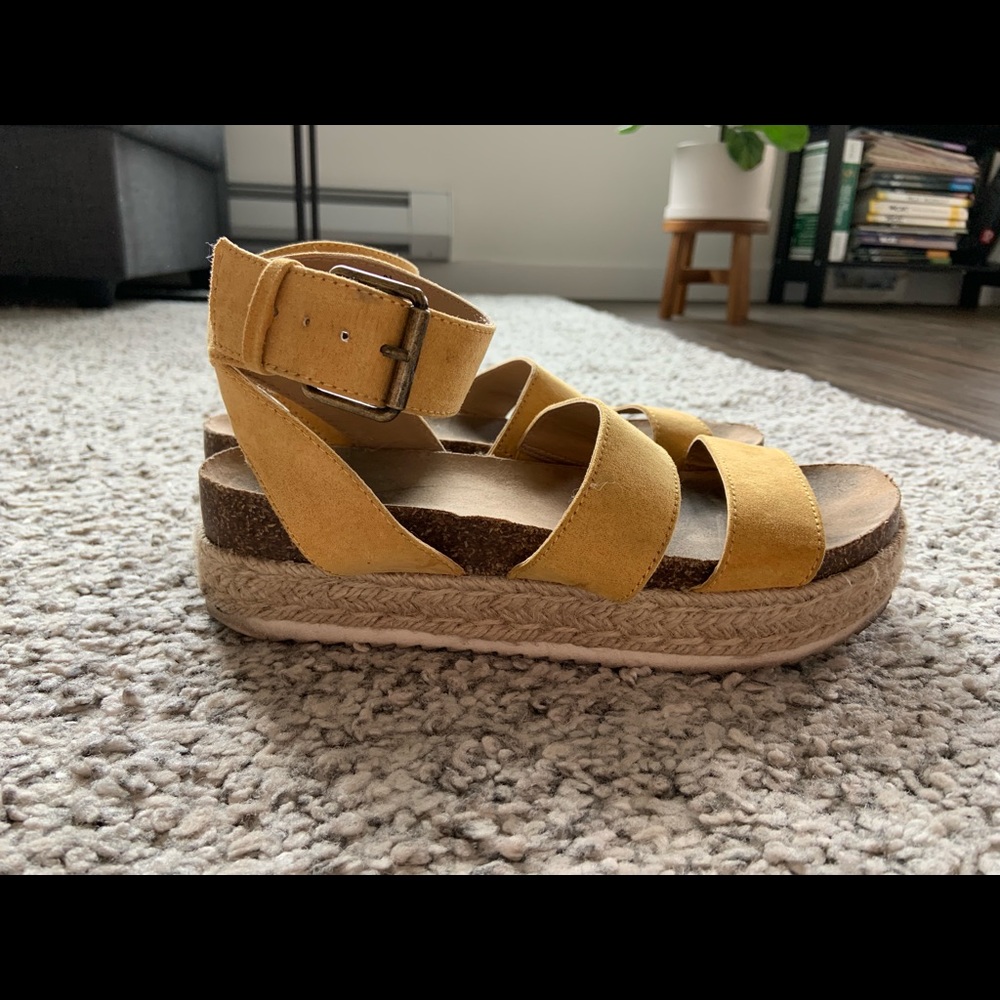 Universal Thread Yellow Platform Sandals - Picture 3 of 4